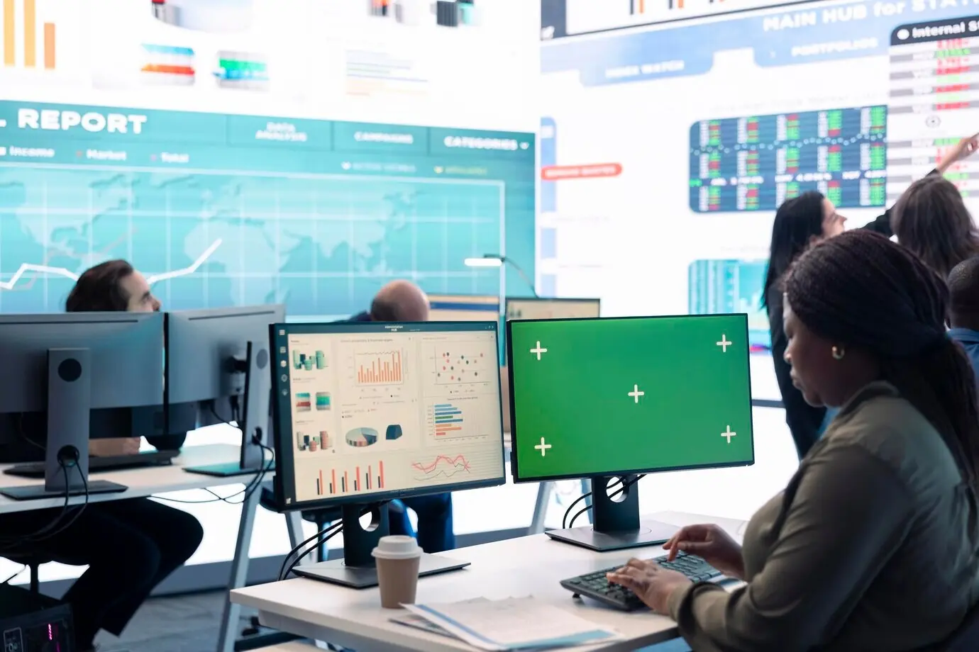 Менеджер по продажам изучает метрики успеха и эффективности в фирме.