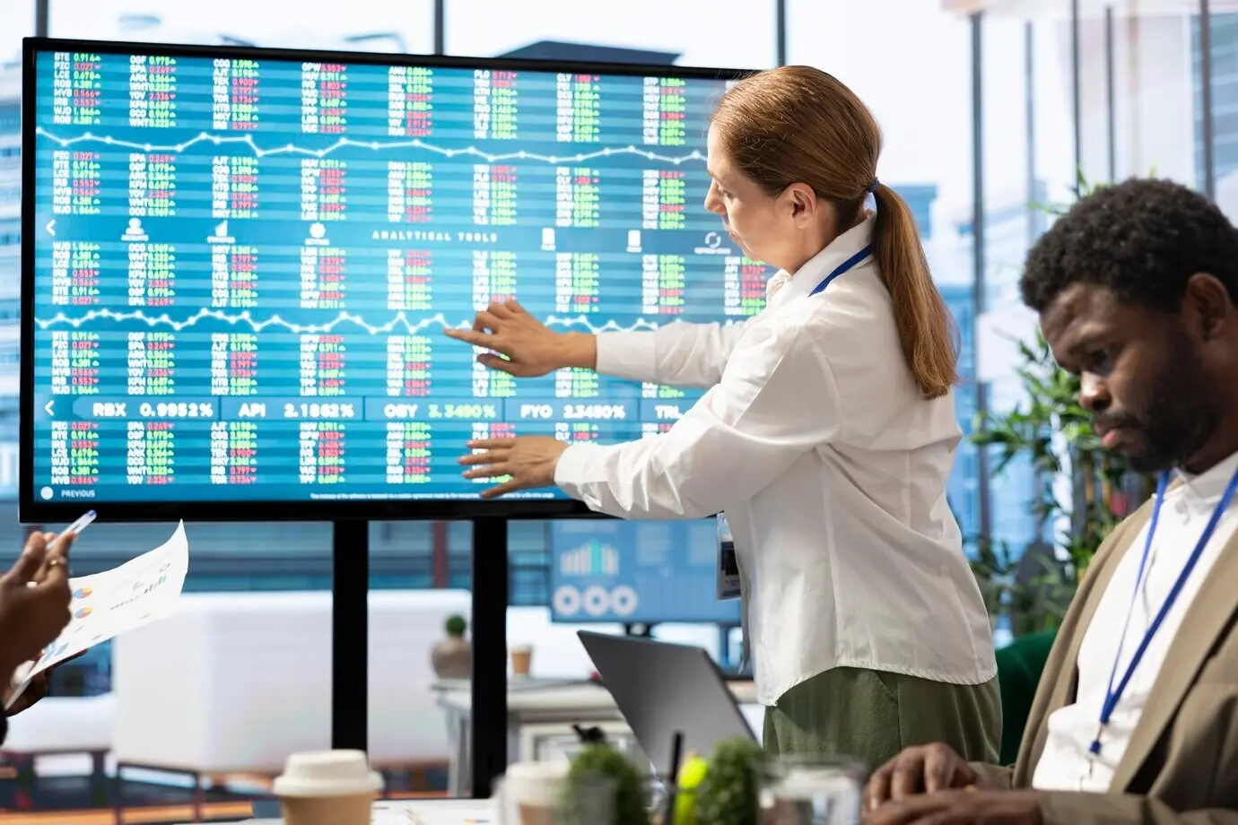 Члены консультативного совета и руководители команд собираются, чтобы обсудить результаты проекта.