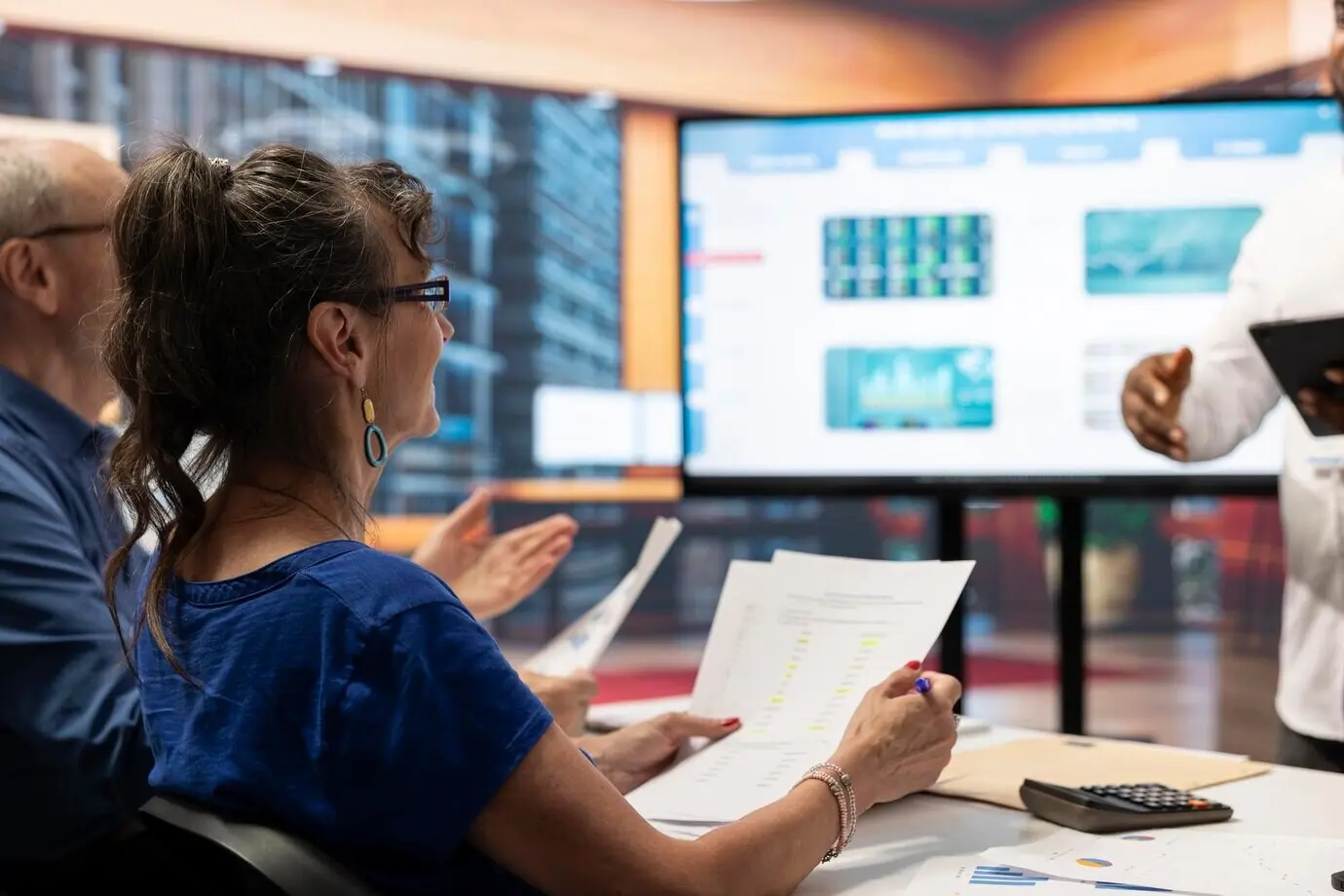 Пожилые люди присутствуют на консультационной встрече по будущим инвестициям.