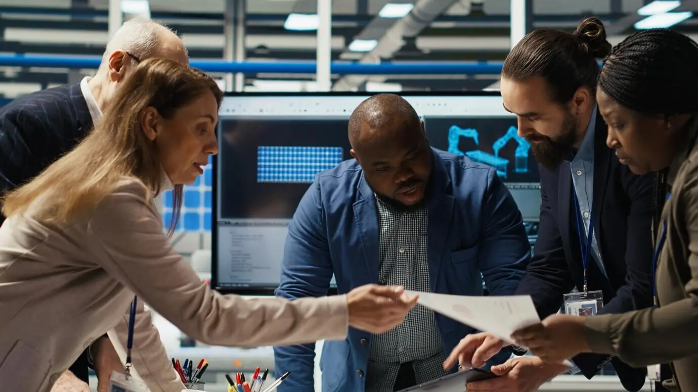 Акционеры завода по производству солнечных панелей обсуждают рост бизнеса.