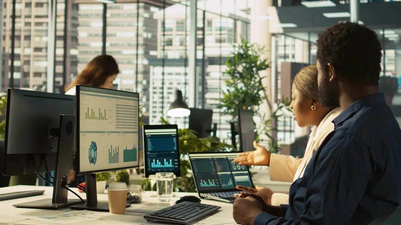 Разозлённый менеджер в офисе отчитывает сотрудника за недостижение целевых показателей эффективности.